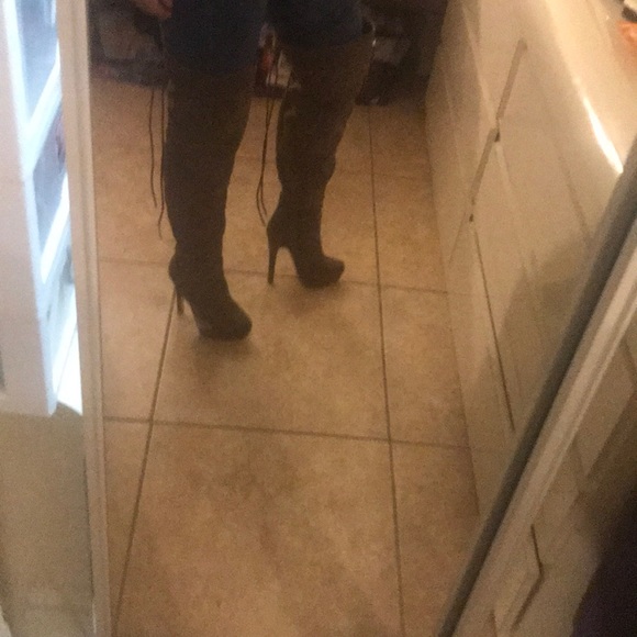 Boots - Picture 4 of 4